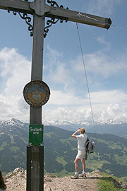 Am Ziel steht oft ein Gipfelkreuz wie hier am Grtalspitz (in 1.999 m Höhe) (Foto: Martin Schmitz)